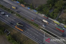 Penyekatan dan pengalihan kendaraan truk di tol Merak