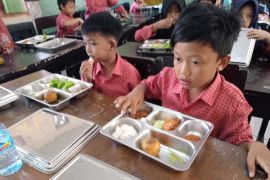 Sebanyak 10.000 ibu hamil dan balita di Mataram dapat MBG