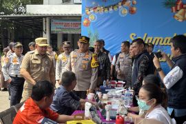 Tes urine dan kesehatan sopir bus Tanjung Priok