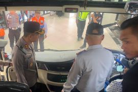 Polres Garut cek kelayakan bus cegah kecelakaan saat libur akhir tahun