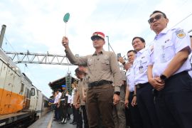 Menko AHY Tinjau Langsung Angkutan Natal dan Tahun Baru, Sapa Penumpang dan Lepas Keberangkatan KA Cakrabuana di Gambir