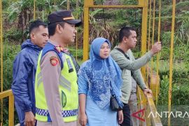 Petugas gabungan lakukan pencarian anak terbawa arus sungai di Cianjur