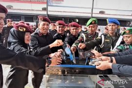 Lapas Ngawi musnahkan 56 HP hasil razia barang terlarang