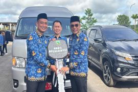 Pemkab Kotabaru Serahkan Dua Mobil Operasional Perkuat Layanan Samsat