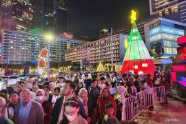 Warga padati Bundaran HI nikmati Jakarta Light Festival