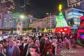 Warga padati Bundaran HI nikmati Jakarta Light Festival edisi Natal