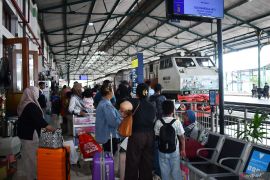 Penumpang KA di Stasiun Madiun jelang Natal