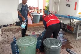 PMI Pasaman Barat salurkan air bersih ke warga terdampak bencana alam