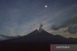 Gunung Semeru erupsi disertai suara gemuruh lemah