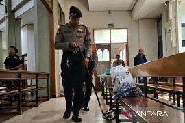 Polresta Malang Kota terjunkan Pam Obvit sterilkan gereja saat Natal