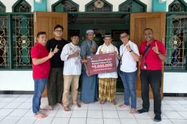 PT Telkomsel salurkan donasi Rp30 juta untuk enam masjid di Kota Jayapura