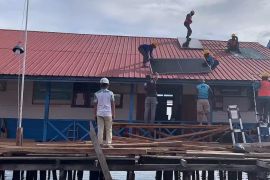 PLN UID Sulselrabar nyalakan listrik 18 sekolah di Muna dan Muna Barat