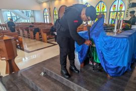 Brimob Polda Maluku sterilisasi gereja pastikan keamanan saat Natal