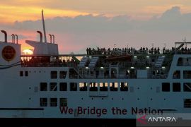 Jelang arus balik libur Tahun Baru, bus dan truk logistik mengalir ke Jawa