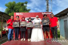 Sambut Hari Ibu, Telkomsel hadirkan hiburan digital bagi warga Cipondoh