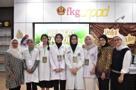 Mahasiswa UI juara 3 dental carving dentistry scientific meeting 2025