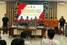 10 tersangka bentrokan warga di PETI Ratatotok ditahan Polres Mitra