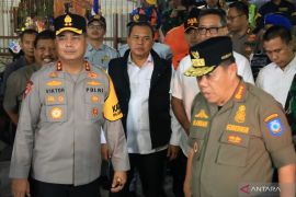 Kapolda dan Gubernur Babel pantau keamanan Gereja di Pangkalpinang saat Ibadah Malam Natal