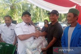 Pemkot Bengkulu bagikan ratusan alat tangkap kepada KUB nelayan dan Poklaksar