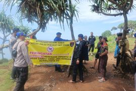 Satpolairud pasang rambu bahaya cegah kecelakaan laut di perairan Garut