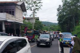 Polres Garut memberlakukan satu arah urai kepadatan jelang libur Natal