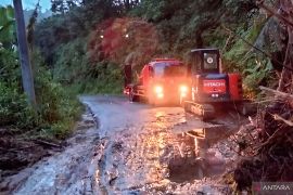BPBD OKU Selatan evakuasi tanah longsor tutupi jalan Kecamatan Sungai Are