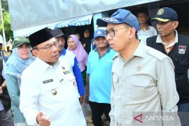 Wawako Padang dampingi Menbud RI serahkan bantuan bagi warga terdampak bencana di Batu Busuk