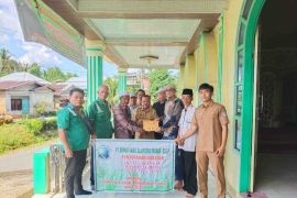 PT BSS Pasaman Barat serahkan bantuan biaya pemeliharaan ikan larangan-Masjid Al Huda Simpang Tiga Alin