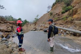 BKSDA-Hutama Karya Instruktur survei jalan buka akses Malalak-Balingka tertutup longsor (Video)