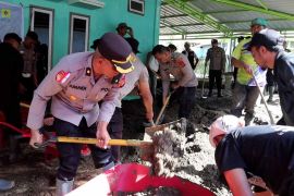 Personel Polri bersama masyarakat bersihkan material longsor pulihkan fasilitas kesehatan di Aceh