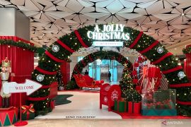 Dekorasi Natal semarakkan suasana pusat perbelanjaan di Jakarta