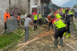 Pleton Siaga Bhayangkara Wonosobo bantu evakuasi  korban bencana