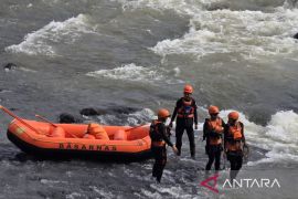 SAR Cianjur turunkan 33 personel gabungan cari anak hilang di sungai
