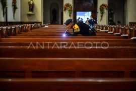 Foto: Sterilisasi katedral jelang Natal