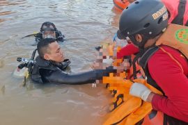 Tim SAR Samarinda menemukan korban kecelakaan kapal di Sungai Mahakam