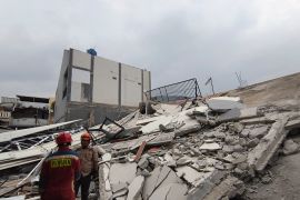 Bangunan parkir runtuh di Koja Jakut, empat mobil dan satu sepeda motor tertimpa