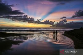 Pesona matahari terbenam di Pantai Kerandangan Senggigi Lombok