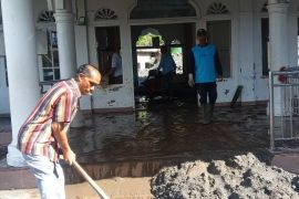 Warga Aceh kembali bersihkan rumah usai dilanda banjir susulan