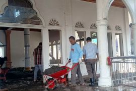 Kembali terendam banjir, warga Bener Meriah bersih rumah dan tempat ibadah