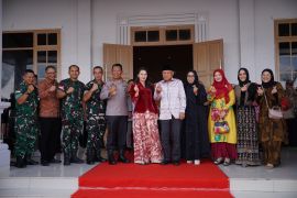 Gubernur Sherly  tebar cinta kasih Natal untuk masyarakat Malut