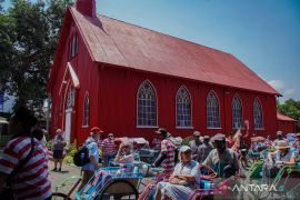 Wisatawan kapal pesiar kunjungi Gereja Merah di Probolinggo