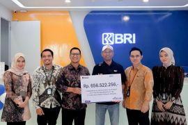 BRI Insurance bayarkan klaim asuransi aset alat berat di Banjarmasin