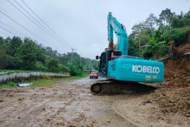 PT Hutama Karya kerahkan alat berat buka jalan Padang-Bukittinggi&nbsp;