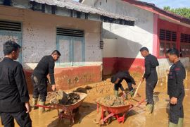 Personel Brimob Polda Sumut bersihkan SD di Tapteng