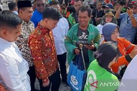 Di Tawang, Gibran bagikan sembako dan temui ojol bertongkat