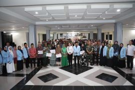 Wali Kota Singkawang menyalurkan insentif bagi guru ngaji