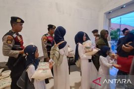 Satuan Samapta Polres Situbondo salurkan paket sembako untuk anak yatim