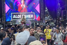 Aldi Taher turun panggung ajak pengunjung JakCloth 2025