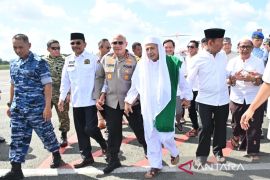 Kapolda Kalsel sambut kedatangan Habib Luthfi di pengajian Sekumpul