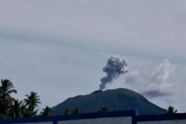 Gunung Ibu di Maluku Utara semburkan abu setinggi 600 meter